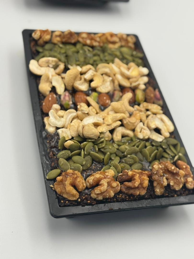 كرموس و زيت زيتون و العسل الحر المكسرات - الصورة 2